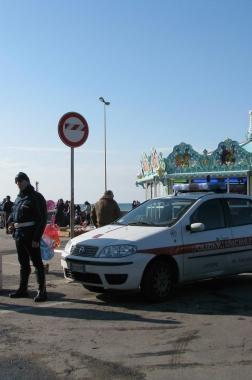 Una pattuglia di vigili urbani impegnata nei controlli alla Rotonda di Ardenza. Dal prossimo fine settimana i servizi saranno pi&ugrave; intensi, come disposto dallamministrazione comunale per la stagione estiva 