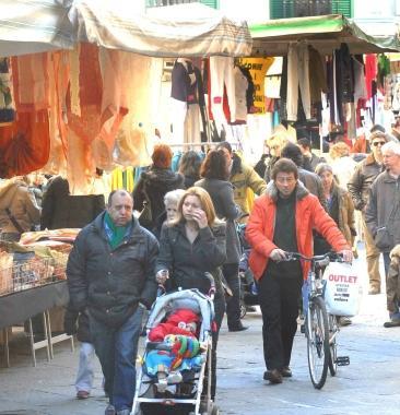 Il mercato ambulante di piazza del Duomo a Pistoia  