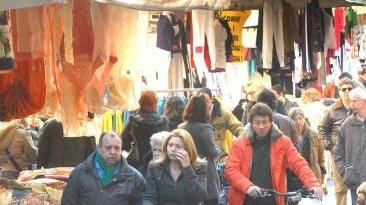 Il mercato ambulante di piazza del Duomo a Pistoia