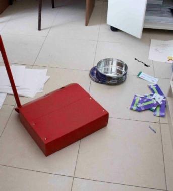<b>CAOS.</b> Oggetti sul pavimento 