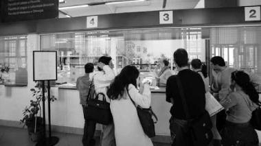 Studenti in coda agli sportelli della segreteria