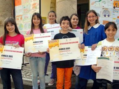 A sinistra: la 1ª L delle Pazzini. Sopra: il gruppo dei premiati. A destra: la 5ª A delle Bini