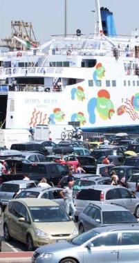 Auto in fila sulle banchine a Piombino