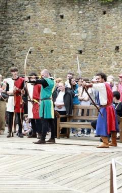 Gli arcieri impegnati al tiro, il corteggio storico e i vincitori del Palio