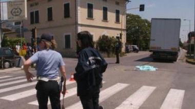 Due immagini della scena del tragico incidente avvenuto a Marlia (Vip)