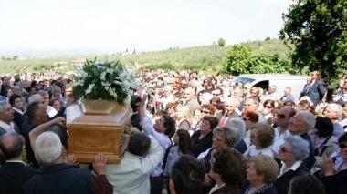 L’uscita del feretro dalla chiesa di Vitolini