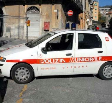 Pattuglia dei vigili urbani in servizio    