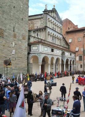 La piazza occupata dal set del film Amici miei come tutto ebbe inizio 