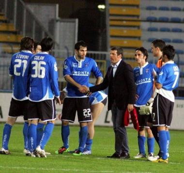 Sas&agrave; Campilongo si congratula con i suoi allievi alla fine di una partita 