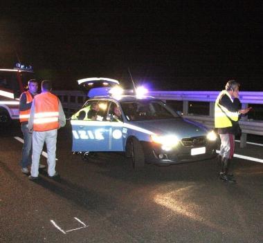 <b>IL LUOGO.</b> Sopra: i rilievi della polizia stradale. Sotto: il tir che ha travolto il pensionato 