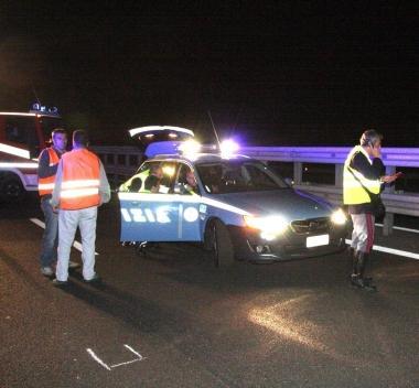 <strong>IL LUOGO.</strong> Sopra: i rilievi della polizia stradale. Sotto: il tir che ha travolto il pensionato