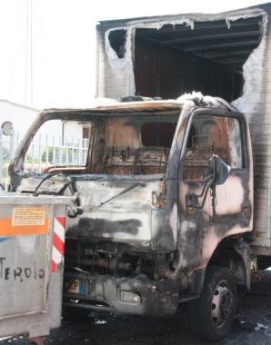 Il furgone divorato dalle fiamme 