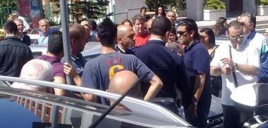 In alto larrivo della volante; a destra luomo portato alla mobile 