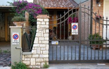 Un doppio cartello di passo carrabile   
