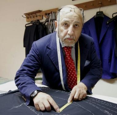 Da sinistra, Francesco Guida e Vittorio DAngelo Qui sopra, i due sarti con lallievo giapponese Miyhira 