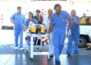 A fianco un ferito trasportato al pronto soccorso sotto laccettazione    