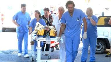 A fianco un ferito trasportato al pronto soccorso sotto l’accettazione