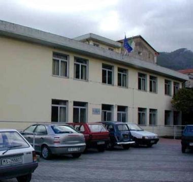 <b>LACCORDO.</b> Sopra, sede di Master la nuova societ&agrave; di riscossione E accanto il palazzo comunale  