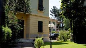 Lucca, uccide la ex a colpi di fucile poi si spara