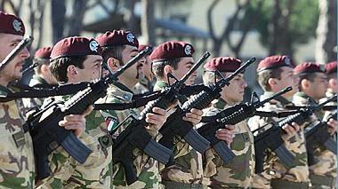 La Folgore si esercita ad evacuare i civili dalle aree di crisi