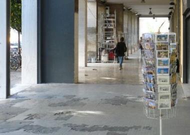 I commercianti imbiancano il colonnato di galleria Gramsci