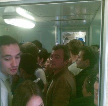 Una foto scattata da un pendolare sul treno coi passeggeri stipati  