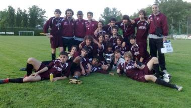 I Giovanissimi del Montelupo mentre festeggiano il titolo provinciale 