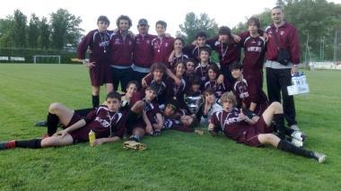 I Giovanissimi del Montelupo mentre festeggiano il titolo provinciale