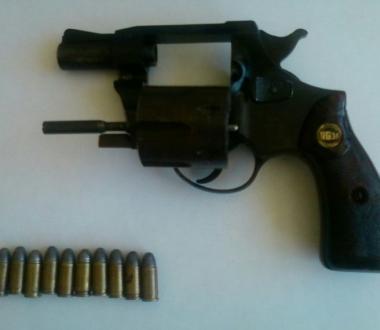 Larma e i proiettili sequestrati dalla polizia 