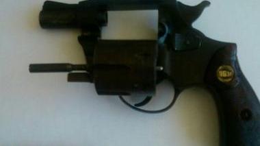 L’arma e i proiettili sequestrati dalla polizia