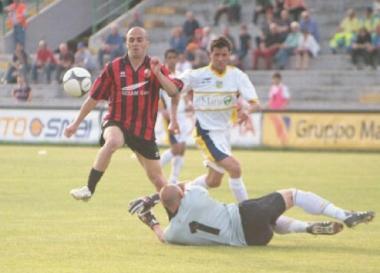 Pera realizza il quarto gol della Lucchese contro la Juve Stabia (Vip) 