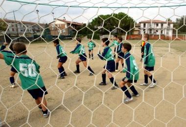 Una fase di una partita fra giovani calciatori   
