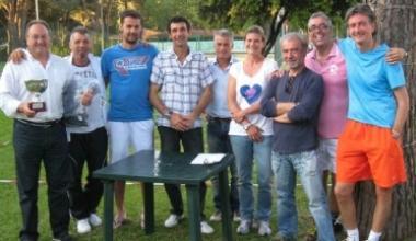 I giocatori del Tennis Club Piombino con i trofei appena vinti 