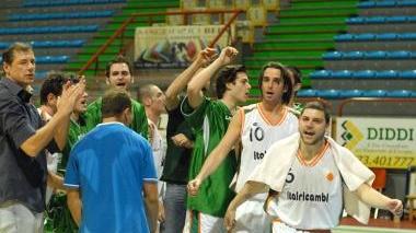 I giocatori biancoverdi fanno festa dopo il suono della sirena per aver conquistato la finale. Sotto capitan Paolo Agostini va a canestro dopo aver bucato la difesa di Carrara
