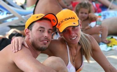 <b>DUE CUORI E... UN PALLONE.</b> Una romantica foto di Paolo Emilio Baldaccini e Chiara Spina in spiaggia 