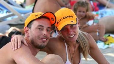 <b>DUE CUORI E... UN PALLONE.</b> Una romantica foto di Paolo Emilio Baldaccini e Chiara Spina in spiaggia
