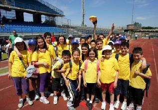 Alcuni dei gruppi protagonisti dell’iniziativa andata in scena ieri mattina allo stadio Castellani di Empoli, dove erano presenti i bambini dei vari plessi del primo circolo didattico cittadino, coinvolti nel progetto Amicizia e sport in collaborazione con il Coni provinciale