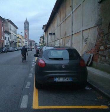 Auto in sosta negli spazi riservati ai soli residenti a San Concordio 