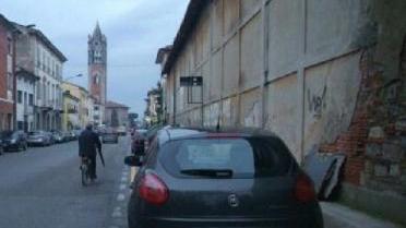 Auto in sosta negli spazi riservati ai soli residenti a San Concordio