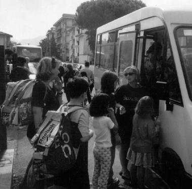 Alunni pronti a prendere l’autobus per tornare a casa