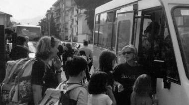 Alunni pronti a prendere l’autobus per tornare a casa