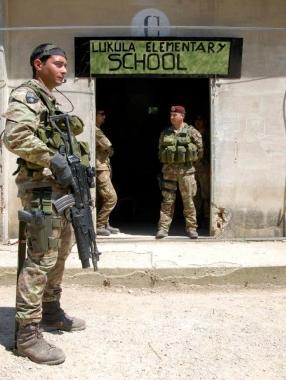 Civili intrappolati, arriva la Folgore