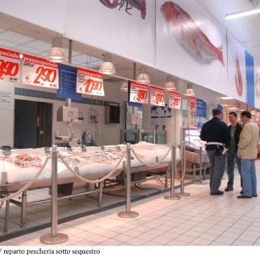 Il veterinario dellAsl impegnato nei controlli Sopra, poliziotti davanti al banco del pesce 