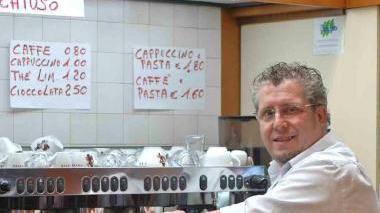 Patrizio Ferri alla macchina da caffè e (sotto) all’ingresso del locale