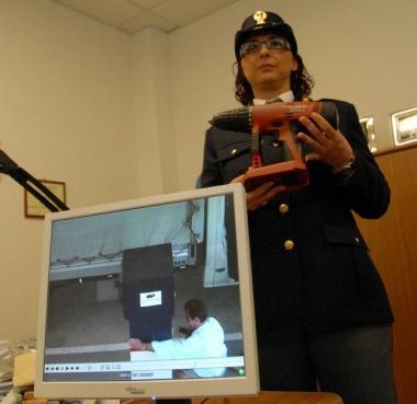 <b>POLIZIA</b> Le immagini del furto e uno dei trapani utilizzati per i colpi ai danni delle casse dei self service di carburanti 