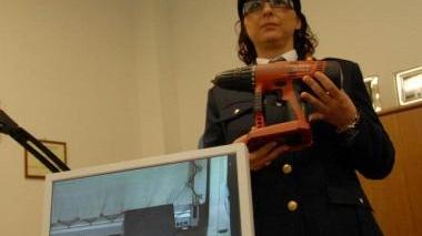 <b>POLIZIA</b> Le immagini del furto e uno dei trapani utilizzati per i colpi ai danni delle casse dei self service di carburanti
