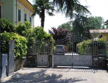 La villetta teatro della tragedia della gelosia di ieri notte a Verciano e il fucile a canne mozze utilizzato dall’omicida