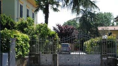 La villetta teatro della tragedia della gelosia di ieri notte a Verciano e il fucile a canne mozze utilizzato dall’omicida