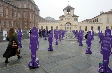 <b>PROTESTA.</b> Sagome a Torino contro la violenza sulle donne 