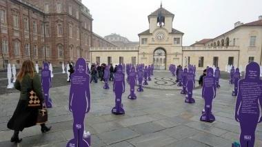 <b>PROTESTA.</b> Sagome a Torino contro la violenza sulle donne